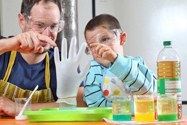 Little chemist: Children's gift set full of experiments